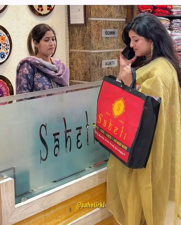 Customer with a Saheli shopping bag at the counter